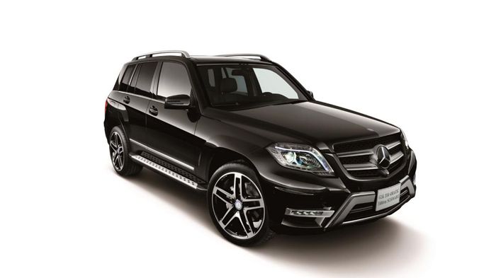 Μια νέα έκδοση για την GLK 350 4MATIC ανακοίνωσε η Mercedes, τη Schwarz, που θα είναι βαμμένη μαύρη εξωτερικά, με 20άρες ζάντες αλουμινίου και πλαϊνά σκαλοπάτια από ανοξείδωτο χάλυβα.